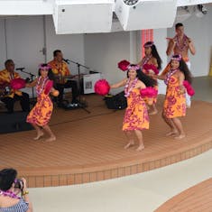 Hawaiian dancers welcome us aboard