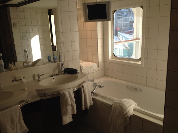 Norwegian Jewel cabin GTY - main bathroom