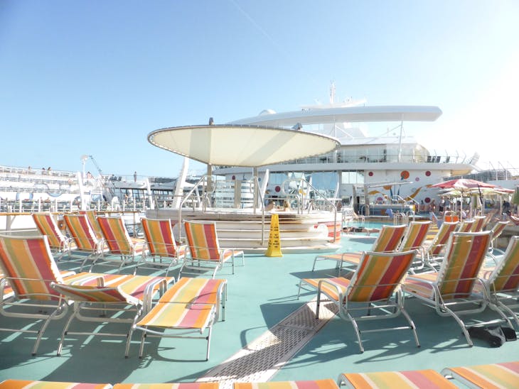 Poolside - Allure of the Seas