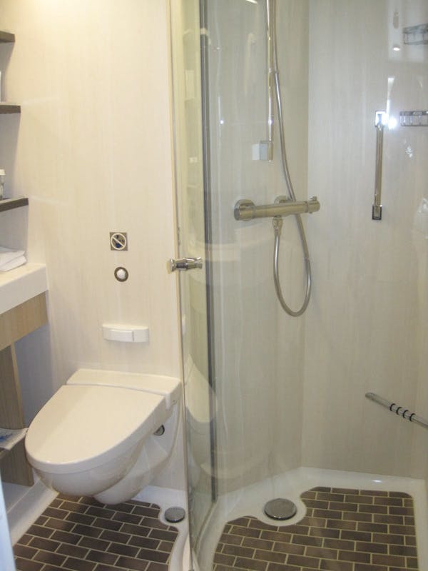 compact bathroom - Anthem of the Seas