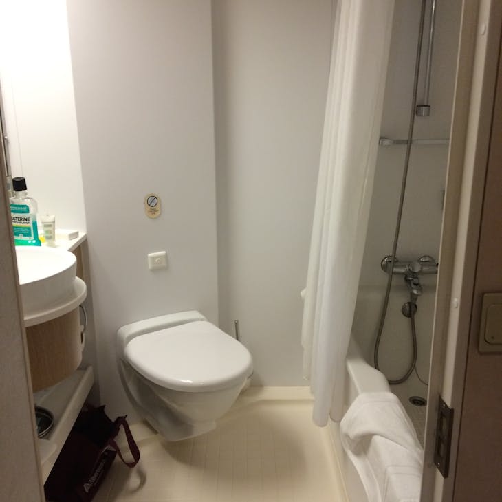 The small bathroom - Vision of the Seas