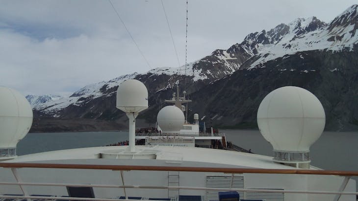 Cruise Glacier Bay - The front of the ship through Glacier Bay