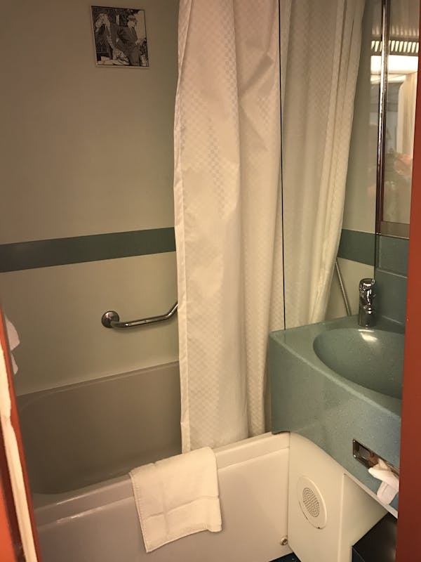 Carnival Dream cabin 1376 - bathroom 1