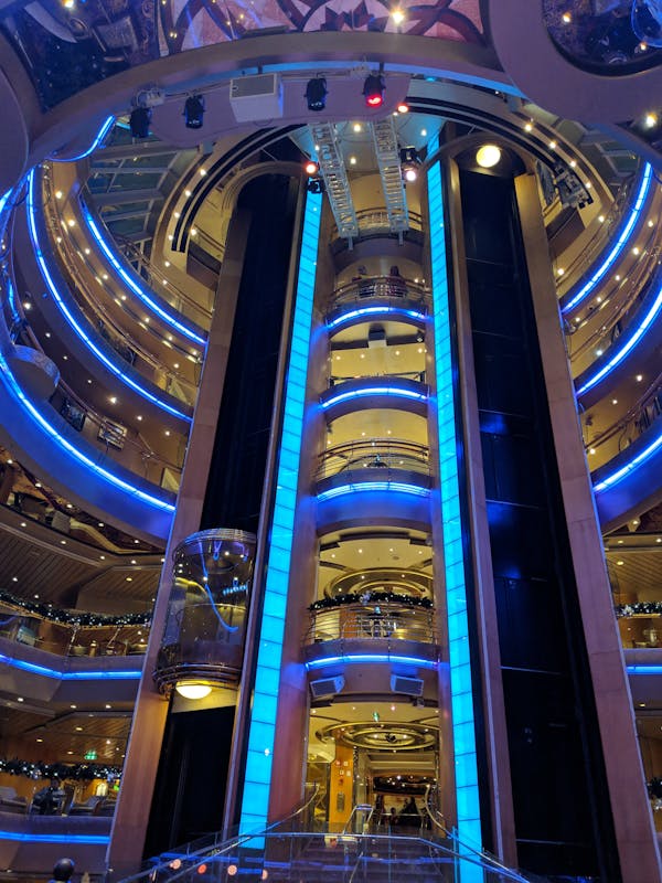 Grandeur of the Seas, Entertainment, Centrum