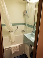 Deluxe Oceanview 2nd washroom w/tub, shower and sink