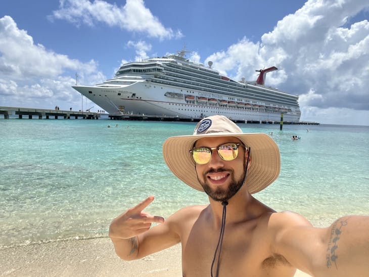 Castaway in Grand Turk (Look at Funnel) - Carnival Freedom