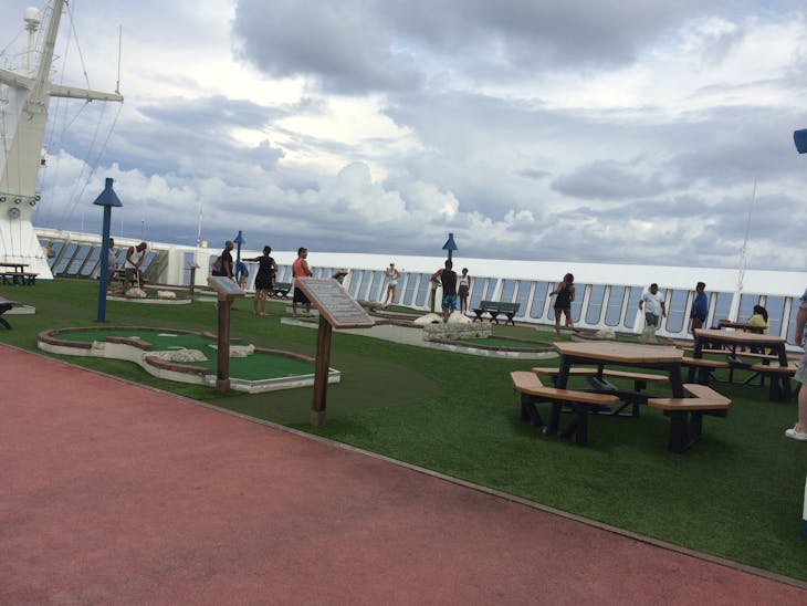 Mini putt - Carnival Ecstasy