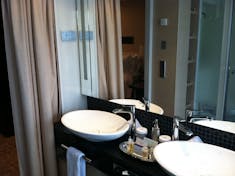 Suite bathroom