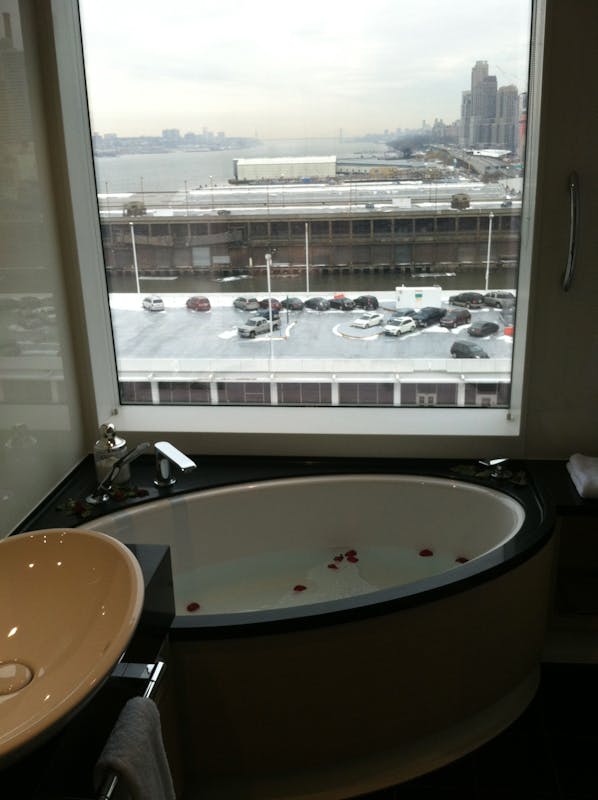 Tub in owner's suite - Norwegian Getaway